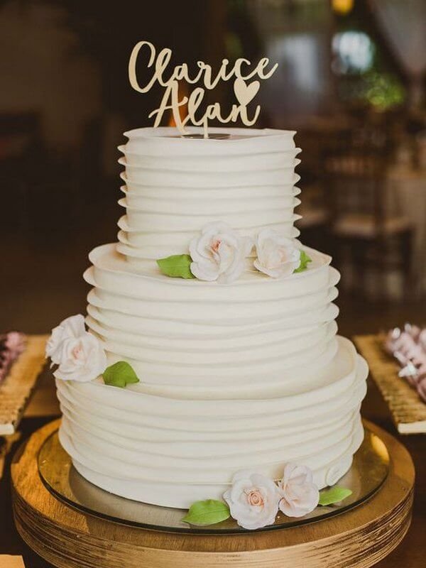 Bolo de Casamento com Nome dos Noivos no Topo