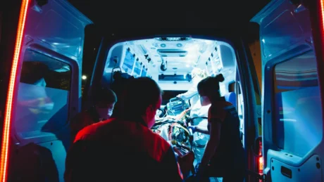 equipe médica e ambulância em evento